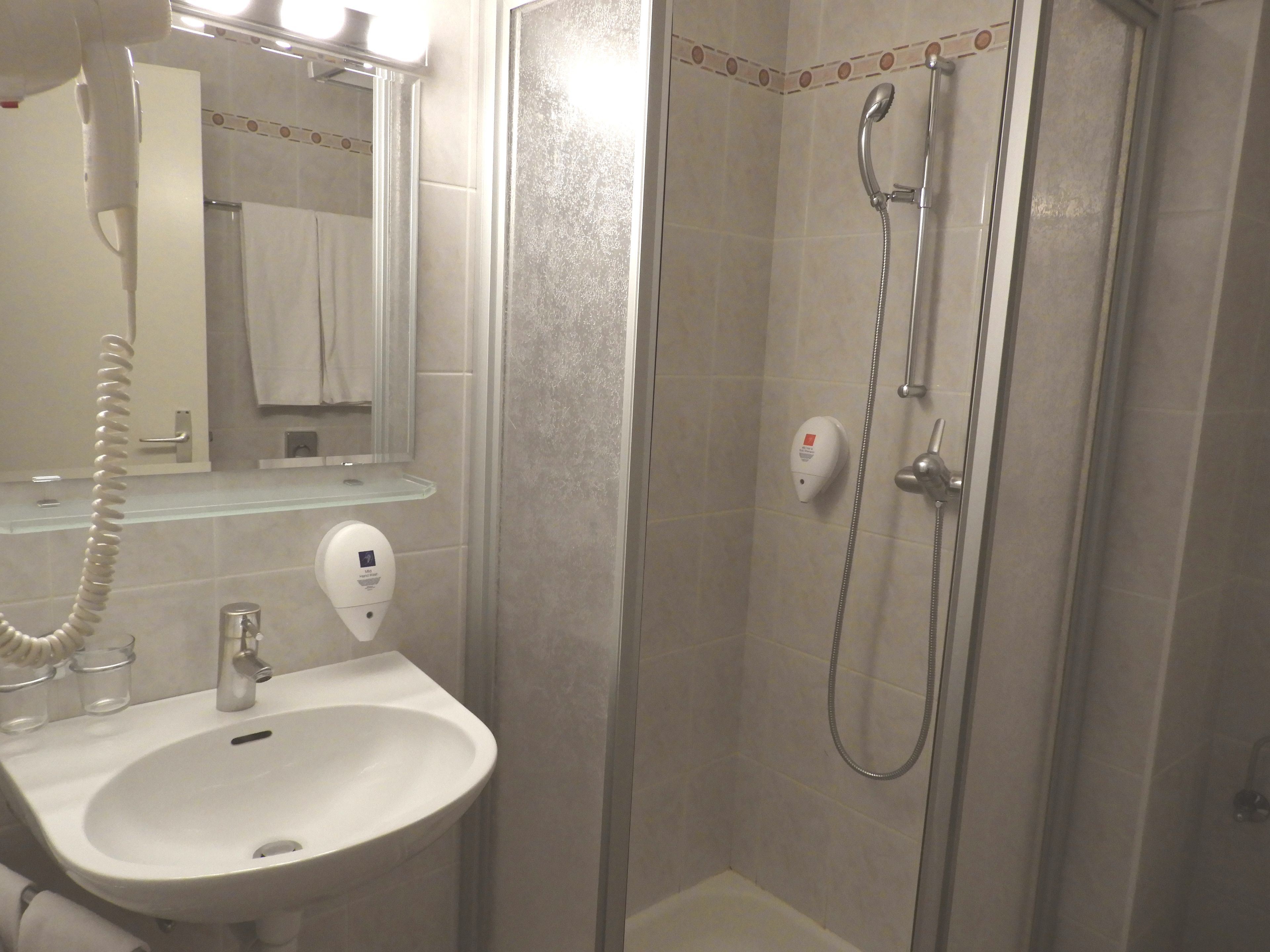 family penthouse, kitchen | bathroom | shower, free toiletries, hair dryer, towels