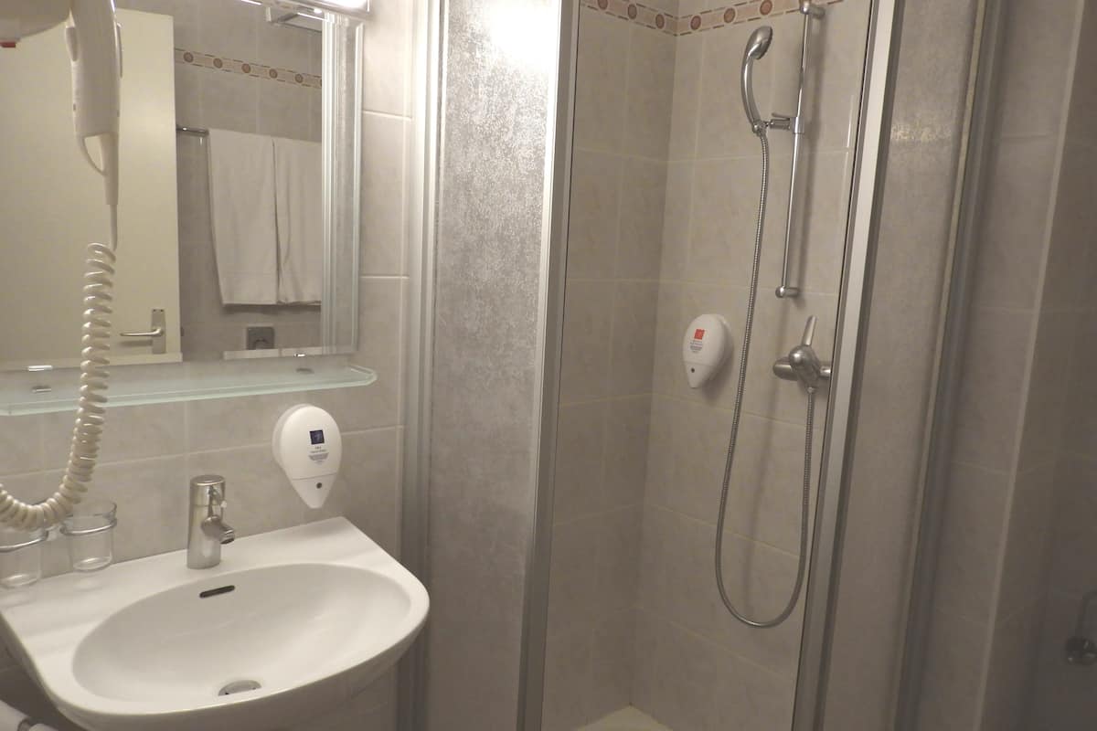 family penthouse, kitchen | bathroom | shower, free toiletries, hair dryer, towels