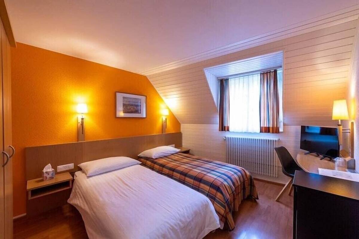 Zimmersafe, Schreibtisch, schallisolierte Zimmer, Bügeleisen/Bügelbrett