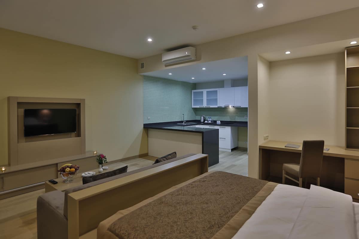 Deluxe Studio, Sea View | In-room safe, desk, iron/ironing board, rollaway beds