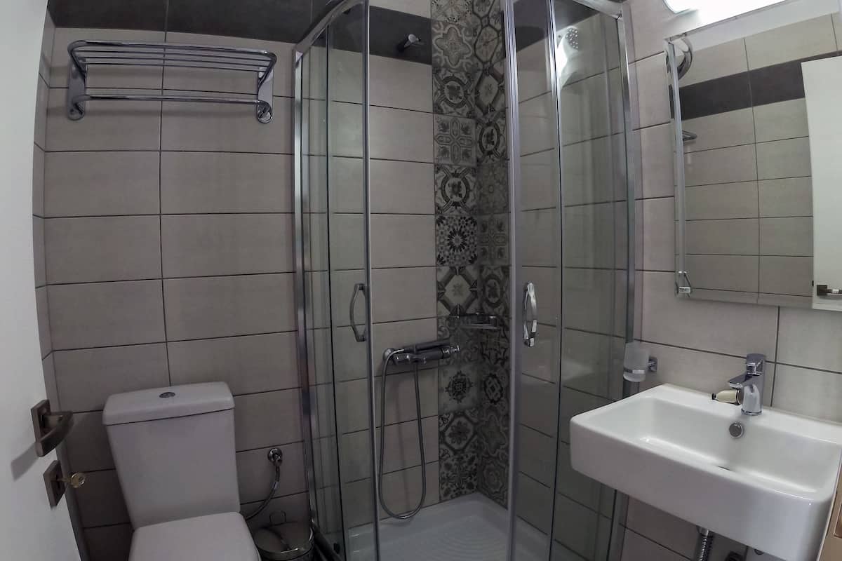 family apartment, 1 bedroom, partial sea view | bathroom | shower, free toiletries, hair dryer, towels