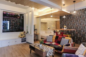 Deluxe Quadruple Room (No Select Room) | Living area | Flat-screen TV - Slowly Space (Tainan)