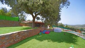 Children’s play area – outdoor