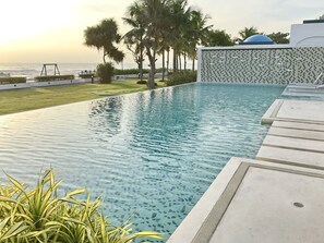 Outdoor pool, pool loungers - The Crest Santora Hua Hin Soi 7 (Hua Hin)