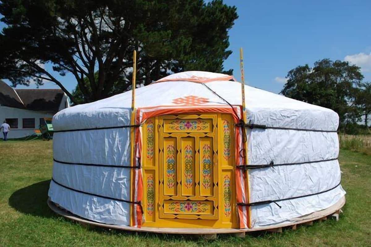 Tenda | Didekorasi berbeda-beda dan dilengkapi dengan perabotan berbeda-beda