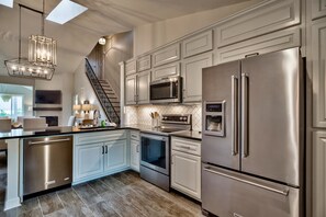 Condo, 3 Bedrooms, Bay View | Private kitchen | Fridge, microwave, coffee/tea maker