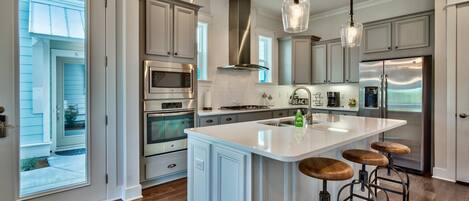 公寓式客房, 3 间卧室 | 私人厨房 | 冰箱、微波炉、烤箱、炉灶