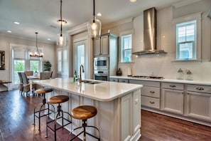 Condo, 3 Bedrooms | Private kitchen | Fridge, microwave, oven, stovetop