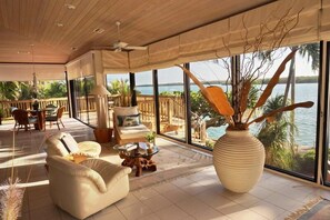 Casa de lujo, 4 habitaciones, vista al mar, frente al mar | Área de sala de estar | Reproductor de DVD