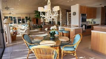 Nhà Cao cấp, 4 phòng ngủ, quang cảnh biển, đối diện biển | Khu vực ăn uống tại phòng