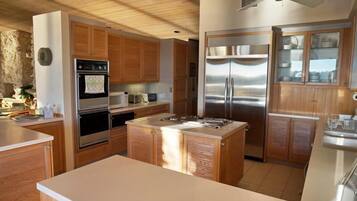 Luxury House, 4 Bedrooms, Sea View, Sea Facing | Private kitchen | Fridge, microwave, coffee/tea maker