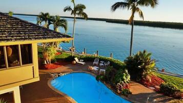 Kolam renang outdoor