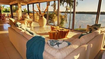 Luxury House, 4 Bedrooms, Sea View, Sea Facing | Ruang tamu | Pemain DVD