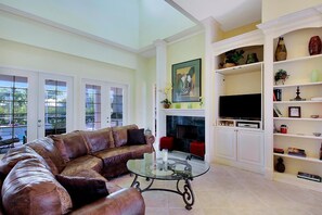 Luxe huis, 3 slaapkamers, uitzicht op zwembad, aan het zwembad | Woonkamer | Een televisie en een dvd-speler