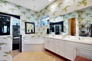Luxury House, 3 Bedrooms, Pool View, Poolside | Bathroom | Combined shower/tub, towels