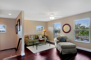 Luxury House, 5 Bedrooms, Sea View, Sea Facing | Living room | DVD player