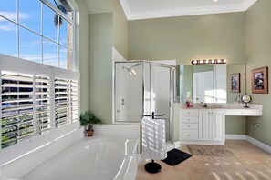 Luxury-Haus, 5 Schlafzimmer, Meerblick, Meerseite | Badezimmer | Duschwanne, Handtücher