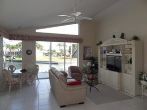 Luxury House, 3 Bedrooms, Sea View, Sea Facing | Living area