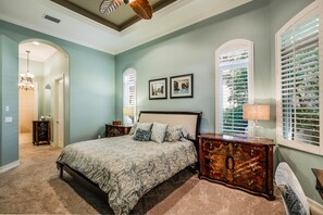 Maison Luxe, 4 chambres, vue piscine, en bord de piscine