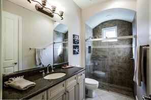 럭셔리 하우스, 침실 4개, 수영장 전망, 풀사이드 | 욕실 | 샤워기/욕조 결합, 타월