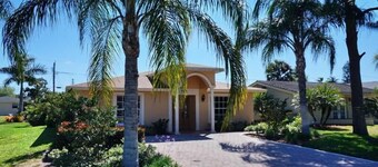 NP100TH 712 3 Bedroom Holiday Home by Marco Naples Vacation Homes