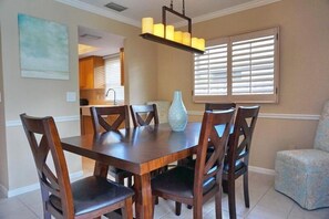 Luxury House, 3 Bedrooms, Pool View, Poolside | In-room dining