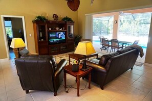 Luxury House, 4 Bedrooms, Pool View, Poolside | Living area