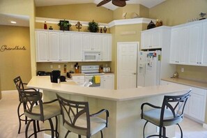 Luxury House, 4 Bedrooms, Pool View, Poolside | Private kitchen