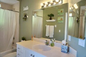 Bathroom sink - SHEF2024 4 Bedroom Holiday Home by Marco Naples Vacation Homes (Marco Island)