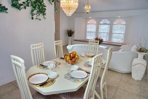 Luxury House, 3 Bedrooms, Sea View, Sea Facing | In-room dining