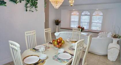 SHEN1124 3 Bedroom Holiday Home by Marco Naples Vacation Homes