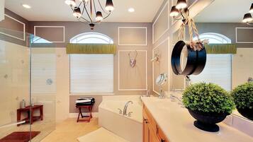 Luxury House, 4 Bedrooms, Pool View, Poolside | Bathroom | Combined shower/bathtub, towels