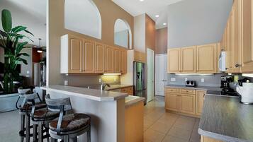 Luxury House, 5 Bedrooms, Sea View, Sea Facing | Dapur peribadi | Peti sejuk, ketuhar gelombang mikro, pembancuh kopi/teh