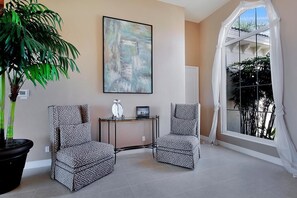 Luxury-Haus, 5 Schlafzimmer, Meerblick, Meerseite | Wohnbereich | DVD-Player