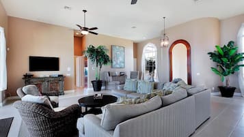 Casa superluxo, 5 quartos, vista para o mar, de frente para o mar | Área de estar | DVD player