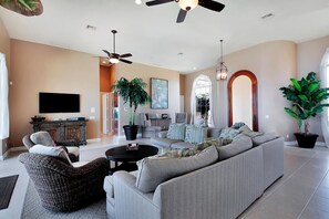 Luxury-Haus, 5 Schlafzimmer, Meerblick, Meerseite | Wohnbereich | DVD-Player