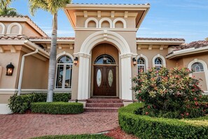 Vista frontal de la propiedad