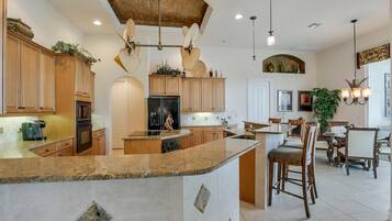 Luksushus, 3 soverom, bassengutsikt, ved basseng | Eget kjøkken | Kjøleskap, mikrobølgeovn og kaffetrakter/tekoker