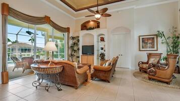 Luksushus, 3 soverom, bassengutsikt, ved basseng | Oppholdsområde | DVD-spiller