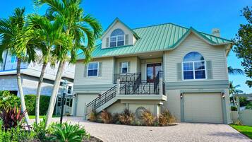 Luxury House, 5 Bedrooms, Pool View, Poolside | Front of property