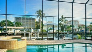 Piscina com vista para um porto de iates e edifícios.