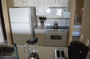 Comfort Condo, 2 Bedrooms | Private kitchen