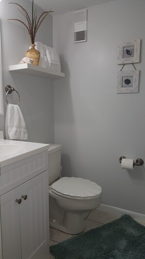 Comfort Condo, 2 Bedrooms | Bathroom | Shower, towels - Cove II 127F 2 Bedroom Condo By Midnight Cove II (Siesta Key)