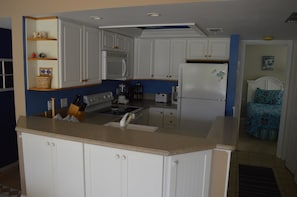 Comfort Condo, 2 Bedrooms | Private kitchen