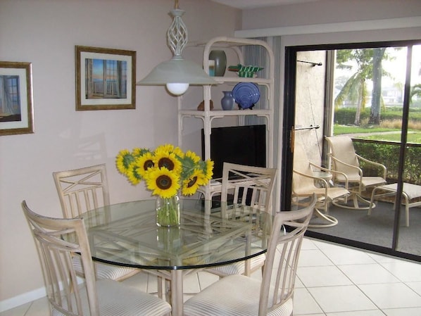 Condo Confort, 2 chambres, vue sur le canal | Repas dans la chambre