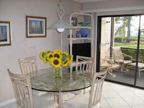 Comfort Condo, 2 Bedrooms, Canal View | In-room dining