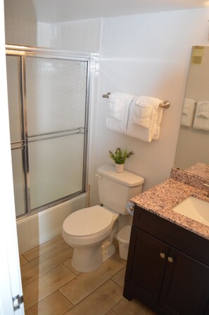 Comfort-Apartment, 2 Schlafzimmer, Kanalblick | Badezimmer | Dusche, Handtücher