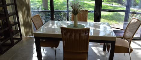 コンフォート ハウス 2 ベッドルーム カナルビュー | 客室内のダイニングエリア