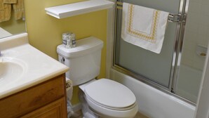 Ein Badezimmer mit Toilette, Waschbecken und Dusche.