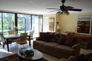 Comfort House, 2 Bedrooms, Canal View | Living area